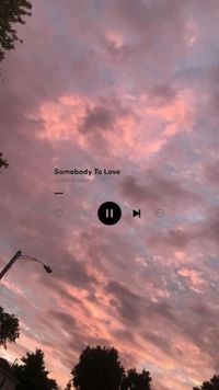 Estética relaxante: 'Somebody To Love' de Justin Bieber contra um céu dos sonhos