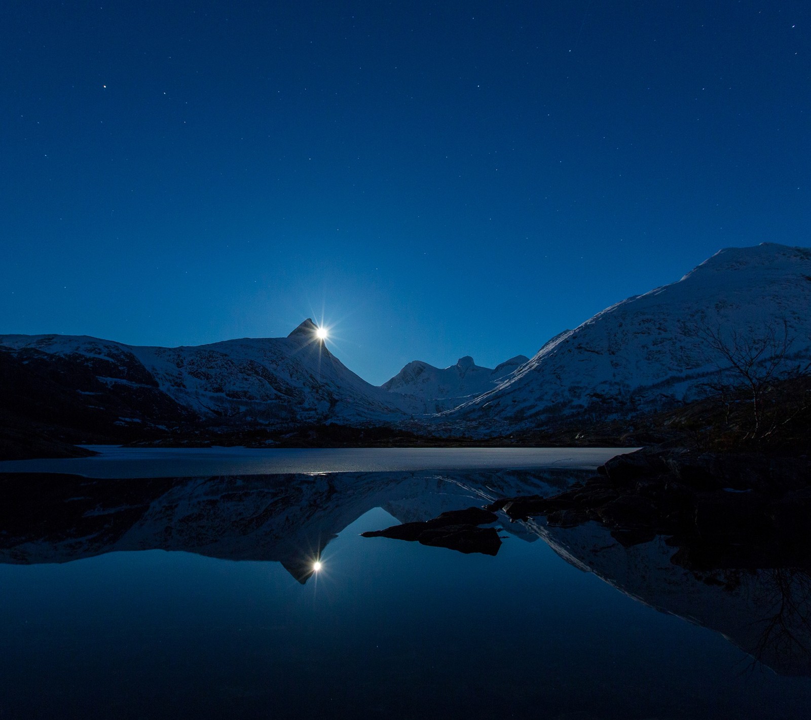 Cordilheira arafed com uma lua cheia e um lago claro (azul, montanha, por do sol)