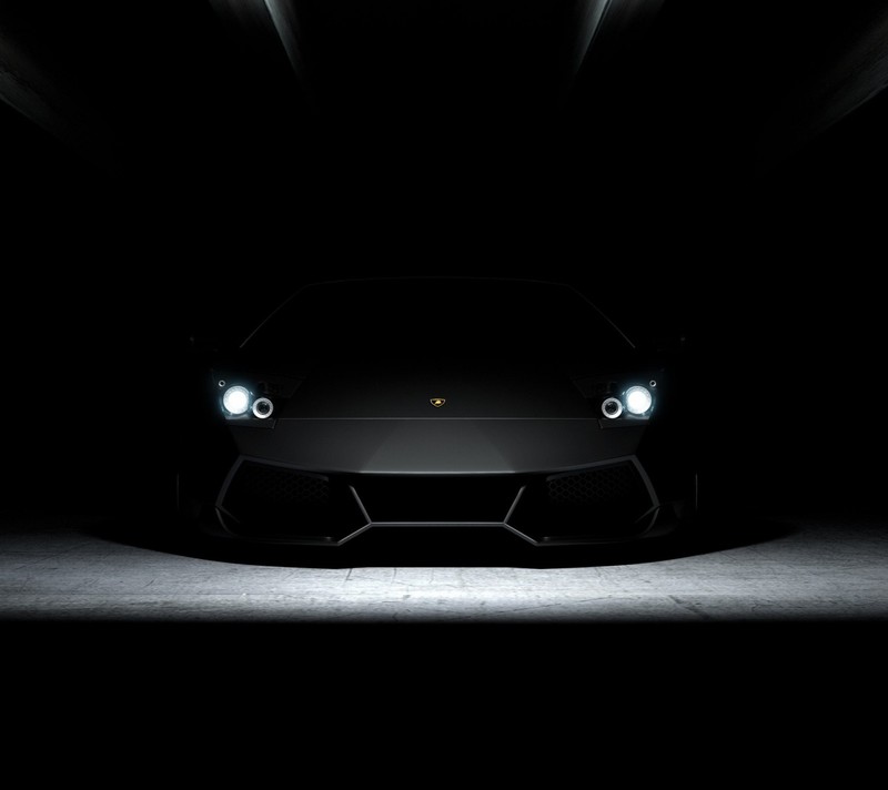 Un gros plan d'une voiture dans une pièce sombre avec les lumières allumées (lambo, s3)