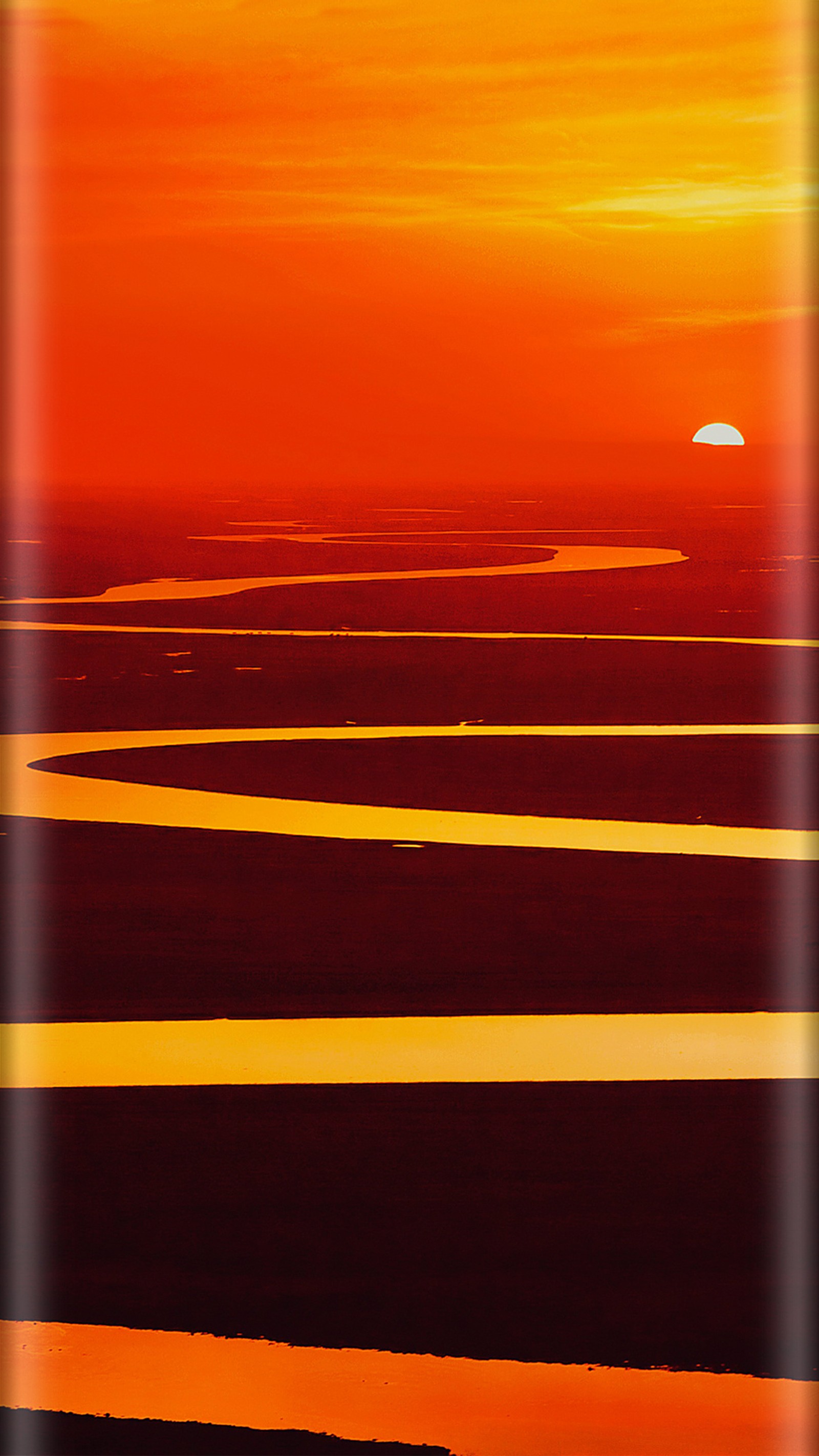 Pôr do sol sobre o oceano com um pássaro solitário voando ao longe (abstrato, estilo de borda, laranja, sol, por do sol)