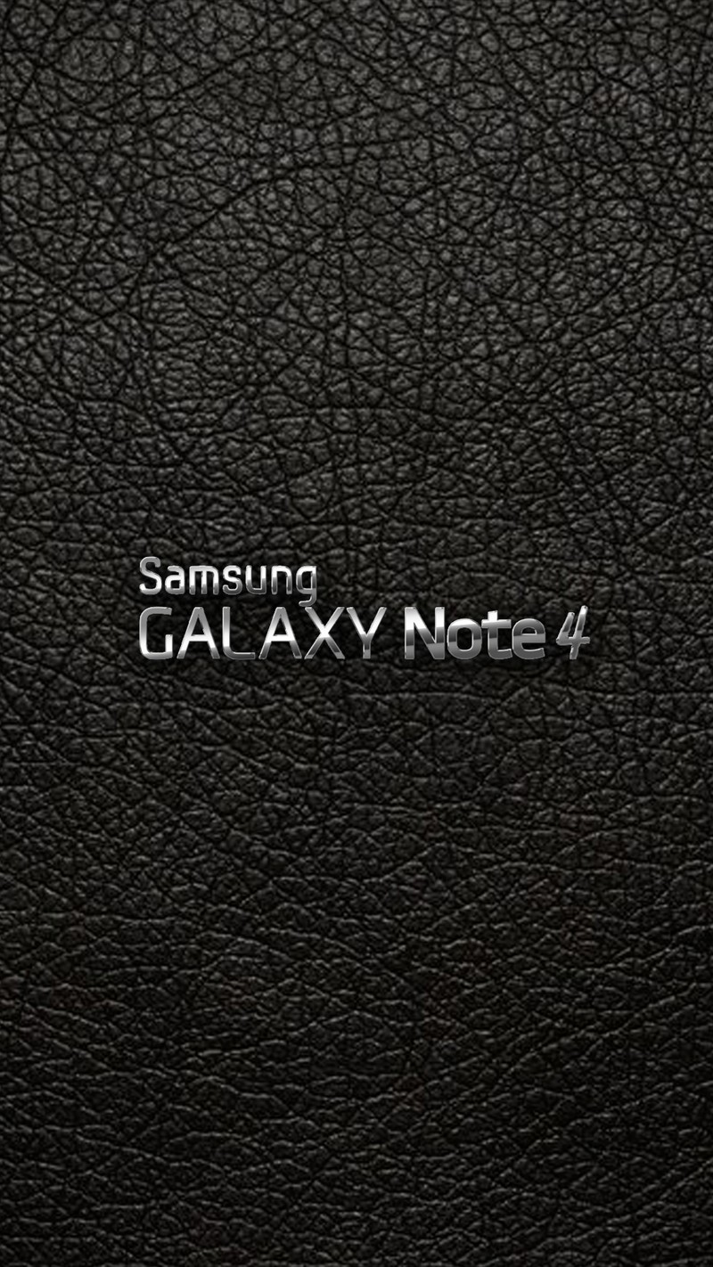 Близкий план черной кожаной поверхности с серебряным логотипом (galaxy note, галакси нот 4, заметка, samsung)