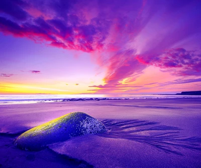 Atardecer vibrante sobre una playa tranquila con cielos morados