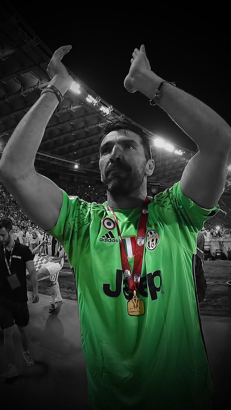 Человек в зеленой рубашке, держащий золотую медаль (буффон, buffon, футбол, вратарь, италия)