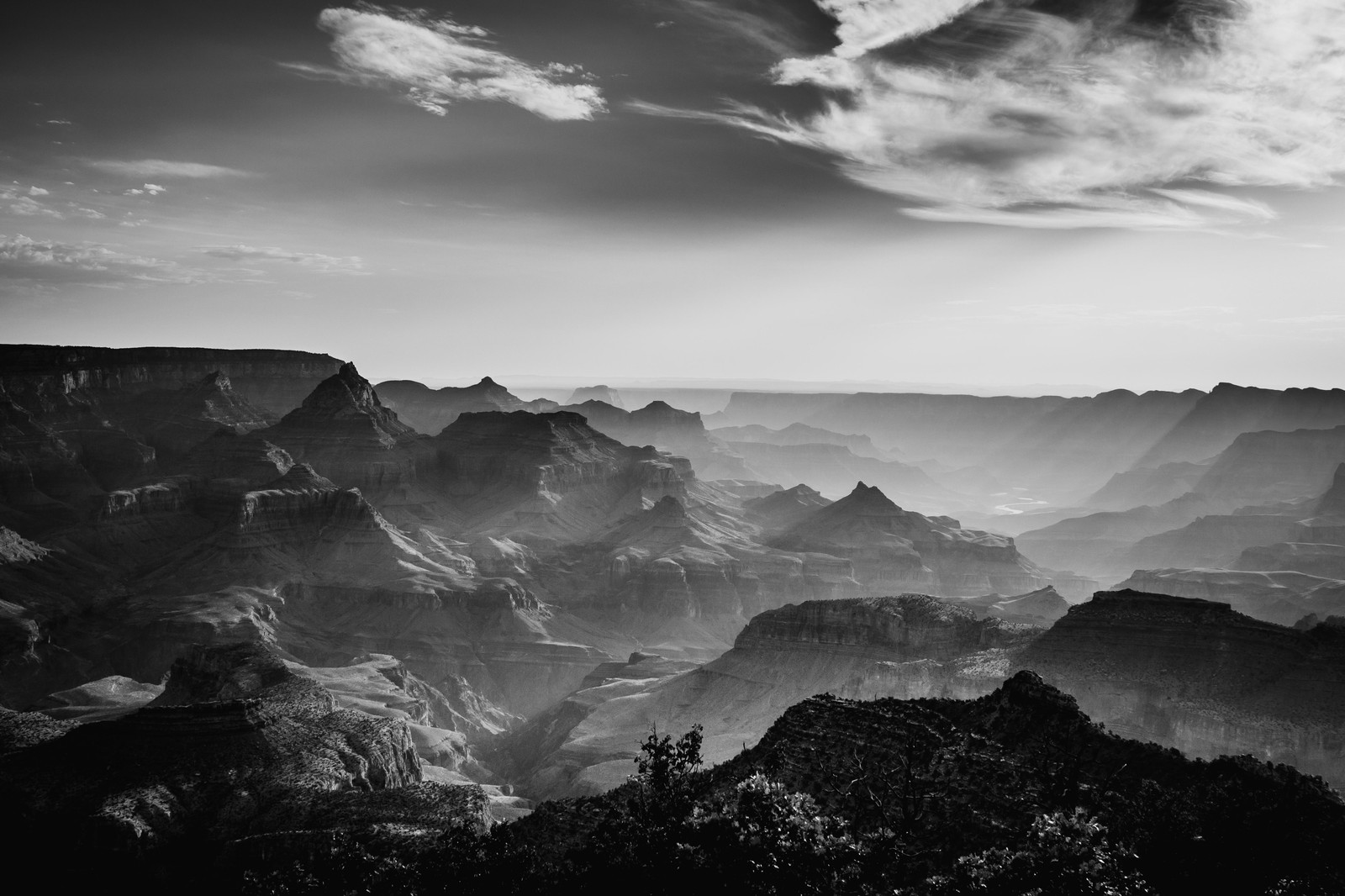 Una foto en blanco y negro de un cañón con un fondo de cielo (blanco y negro, nube, montaña, modo monocromo, monocromo)