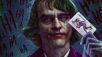 Joker hält eine Spielkarte mit Lachen im Hintergrund