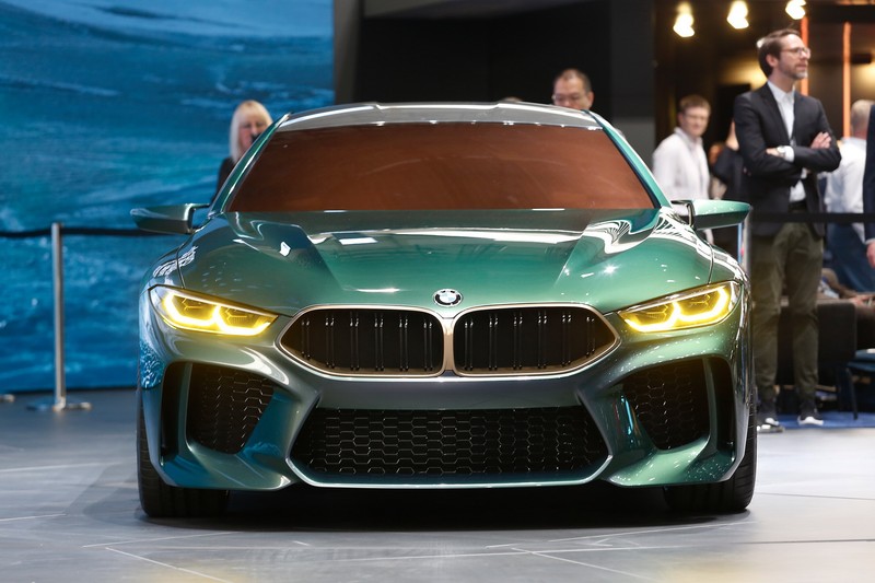 Близкий план зеленого автомобиля на展示 с людьми на фоне (бмв 8 серии, bmw 8 series, машина, bmw m3, автошоу)