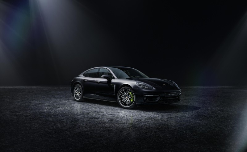 Черный порше панамера, припаркованный в темной комнате (porsche panamera 4 e hybrid platinum edition, 2021, тёмный фон, черная версия, черный темный)