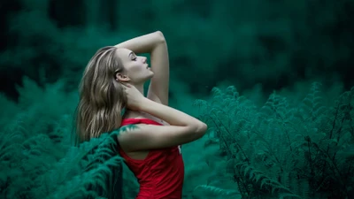 Belleza serena en la naturaleza: Una dama entre helechos verdes