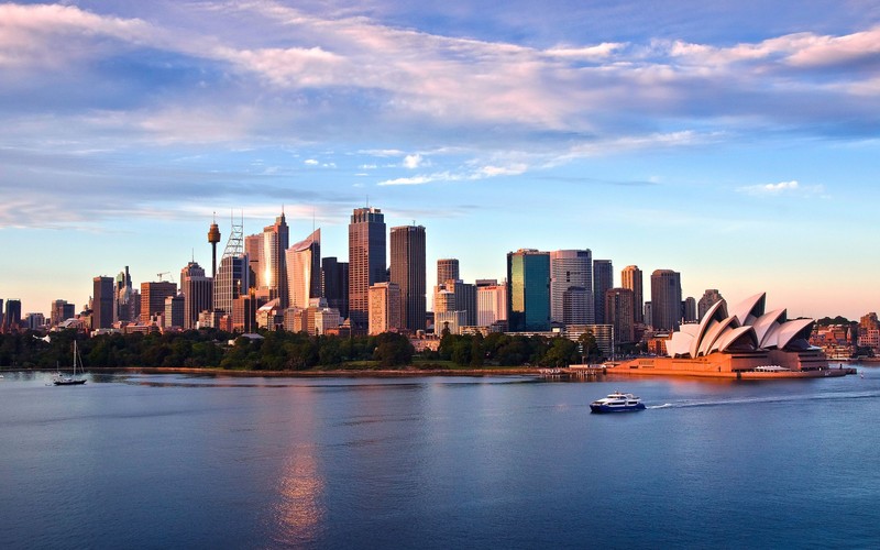 Арабский вид на городской горизонт с лодкой на воде (сиднейский оперный театр, sydney opera house, мост сиднейского залива, горизонт, город)