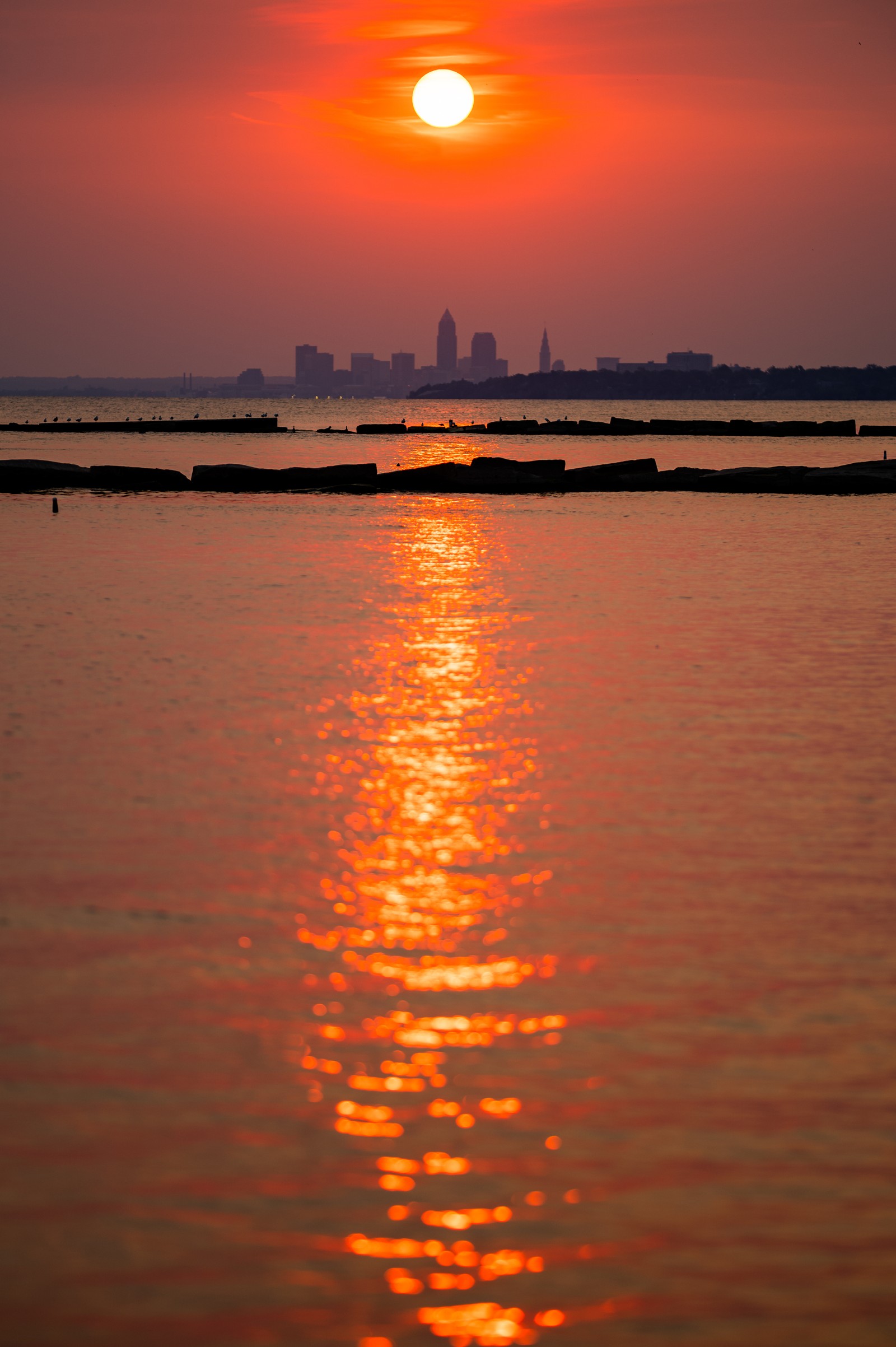 Pôr do sol sobre a água com um barco ao longe (reflexo, água, recursos hídricos, atmosfera, dia)