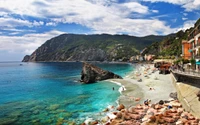 Impresionante cala costera con aguas cristalinas y un promontorio pintoresco