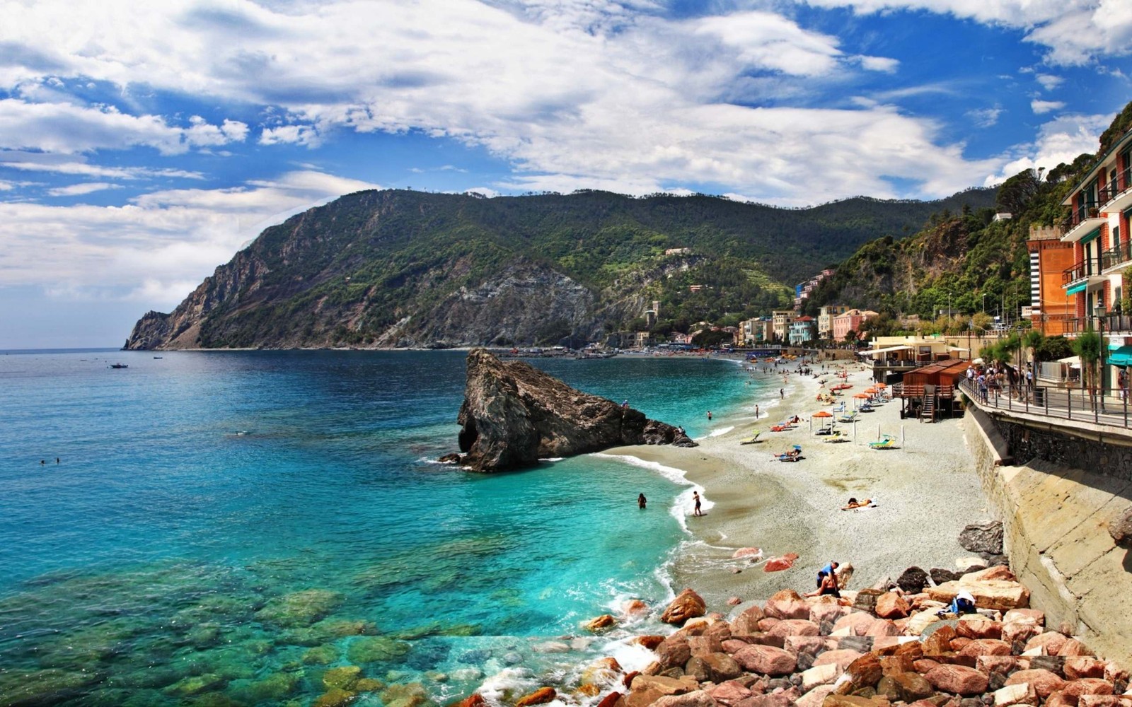 Uma vista de uma praia com muitas pessoas nela (costa, mar, formas costeiras e oceânicas, praia, baía)