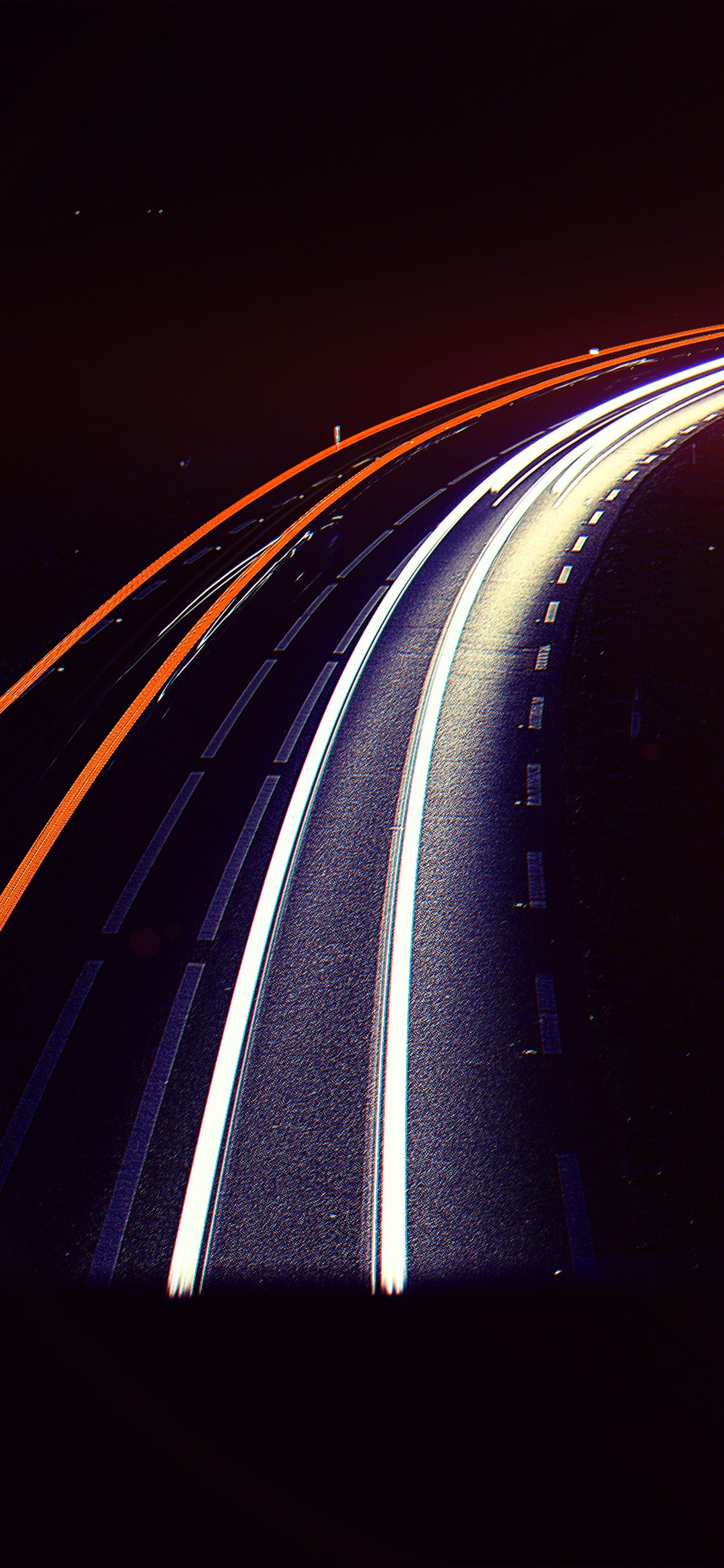 Vista de una carretera de noche con un coche pasando (manzanas, camino, iluminación automotriz, línea, electricidad)