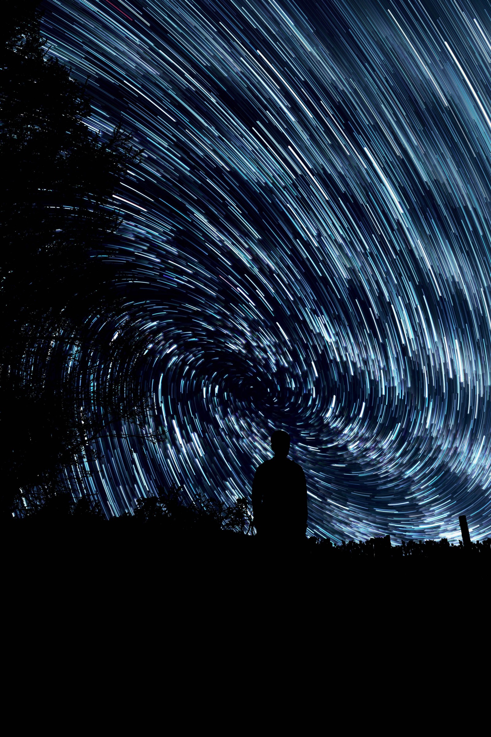 Imagen árabe de una persona de pie en la oscuridad con un rastro de estrellas en el cielo (estelas de estrellas, standing man, silueta, exposición prolongada, patrón)