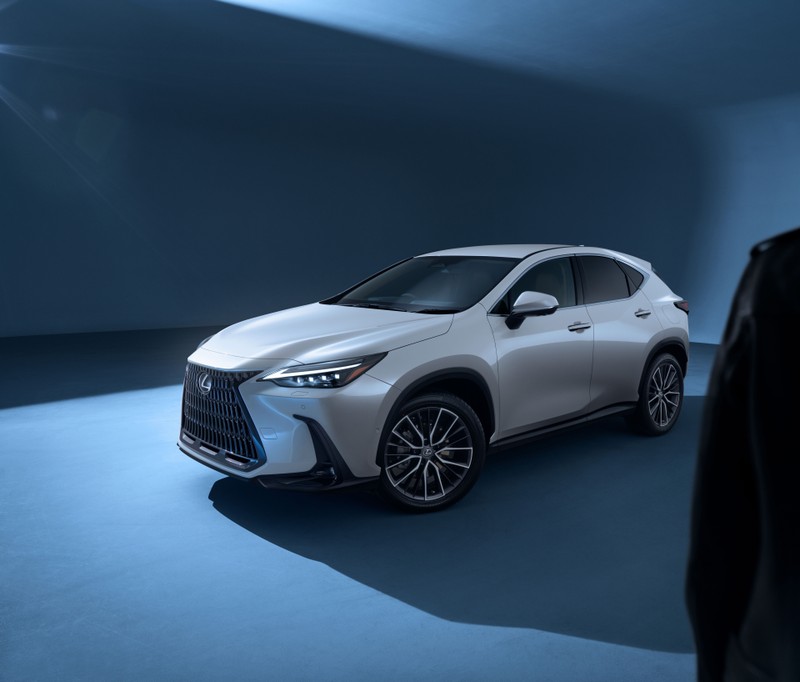 Мужчина в костюме стоит рядом с белым внедорожником (lexus nx 450h awd, гибридные электромобили, 5k, 8k, 2022)