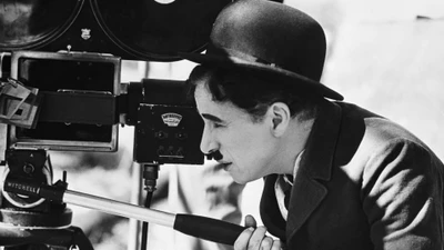 Charlie Chaplin utilisant une caméra de film vintage