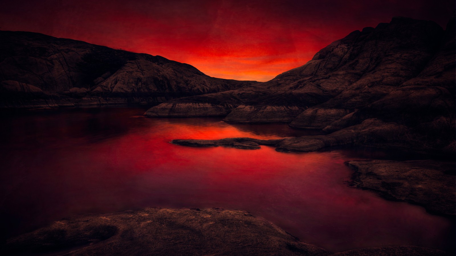 Um céu vermelho se reflete na água de um lago (natureza, reflexo, lago, crepúsculo, alvorada)