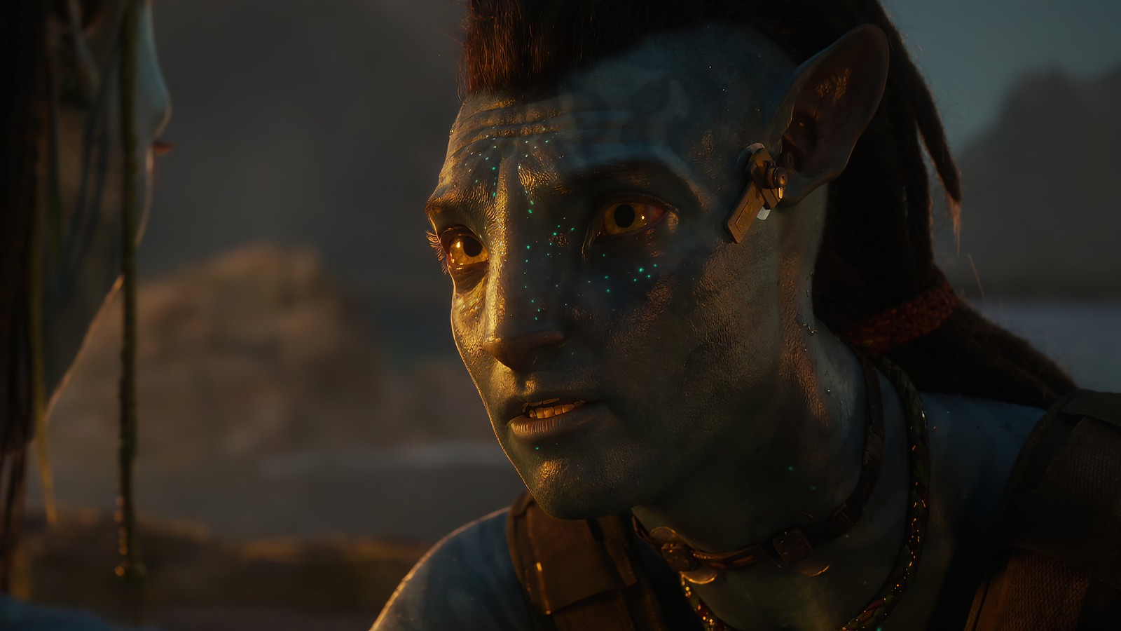 Un hombre con un mohawk y cara pintada mira a otro hombre (avatar el camino del agua, avatar the way of the water, película, 2022, navi)