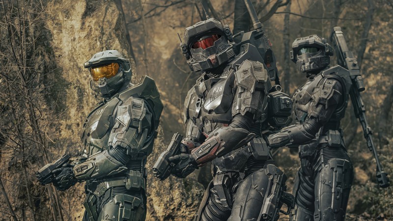 Трое людей в полной броне стоят в лесу с деревьями (серия halo, halo series, сериал, master chief, группа)