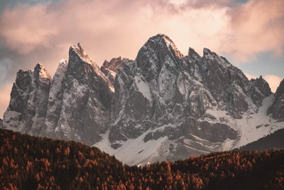 Pics majestueux des Alpes enneigés contre un ciel dramatique