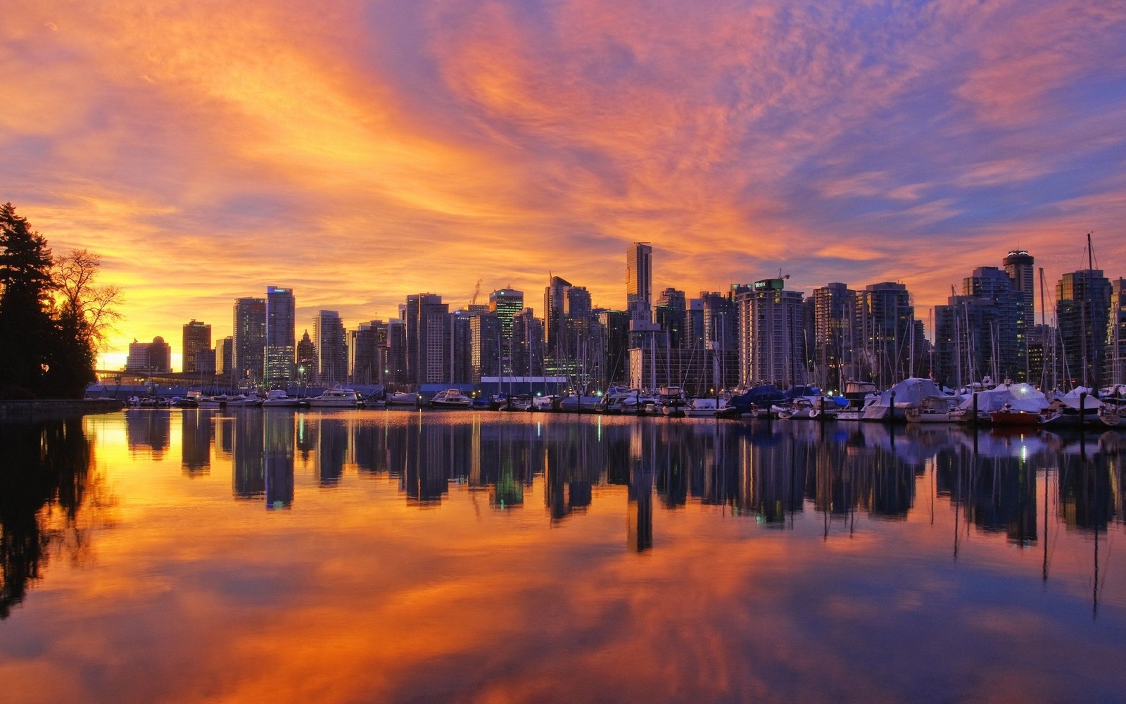 Vista do horizonte da cidade com barcos na água (vancouver, paisagem urbana, cidade, linha do horizonte, reflexo)