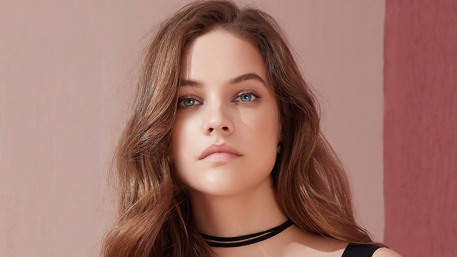 Une femme aux longs cheveux portant un top noir et un choker (barbara palvin, modèle, célébrité, femmes, filles belles)