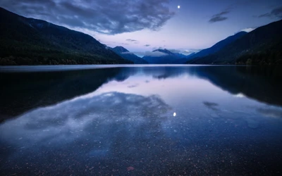 Lago tranquilo de las tierras altas bajo un cielo crepuscular