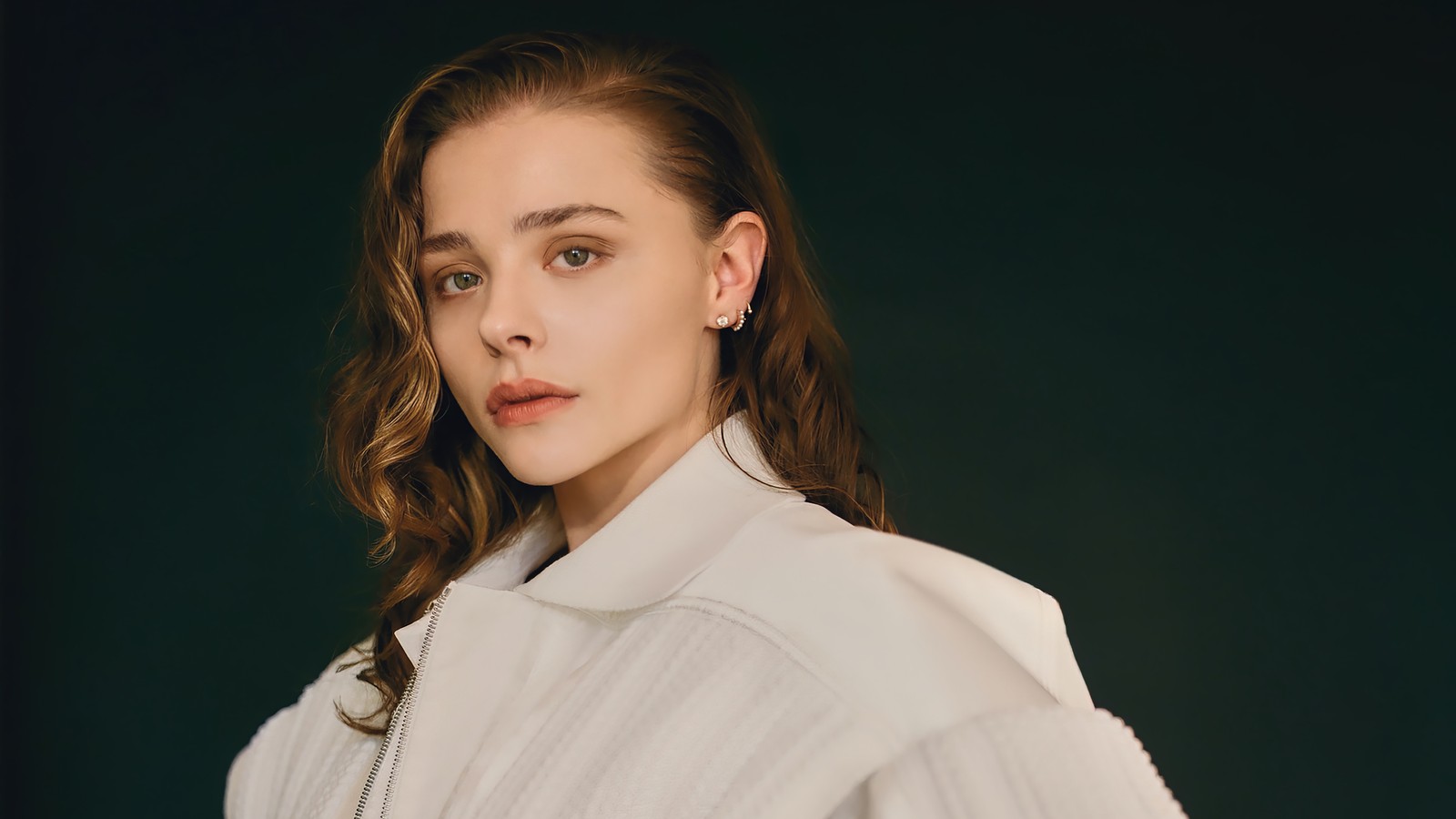 Femme avec de longs cheveux portant un manteau blanc et des boucles d'oreilles (chloë grace moretz, chloe grace moretz, américain, actrice, célébrité)