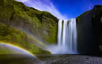 Spektakulärer Multnomah Falls unter klarem Himmel mit einem lebhaften Regenbogen