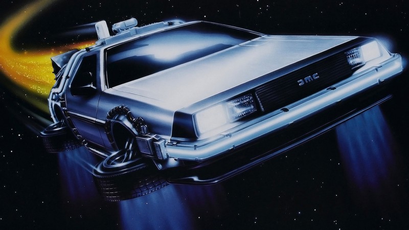 Близкий план автомобиля с ракетой на заднем плане (dmc делориан, dmc delorean, назад в будущее, back to the future, кино)