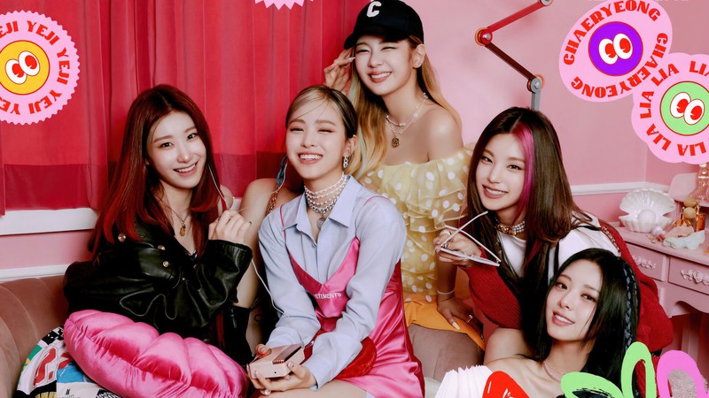 Участницы girls' generation позируют для фото в розовой комнате (итзи, itzy, 있지, kpop, девочки)