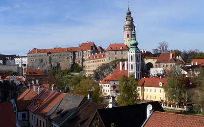 Paisagem urbana histórica de Český Krumlov com arquitetura medieval e torre imponente