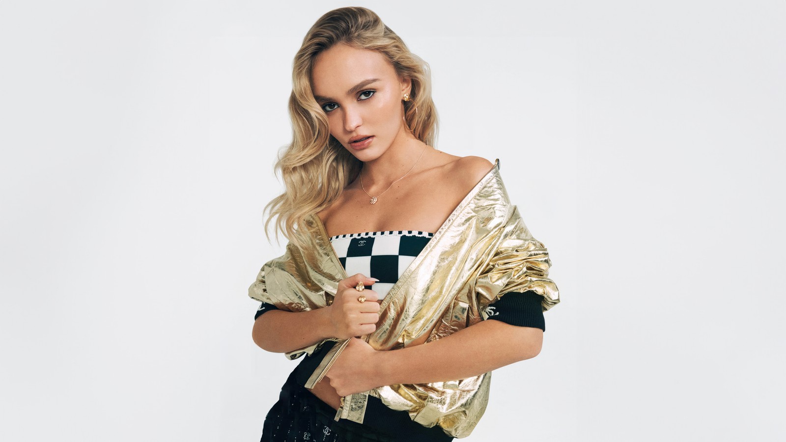 Femme blonde en haut doré et pantalon noir posant pour une photo (lily rose depp, actrice américaine, elle us, gens, fond décran 4k)