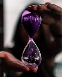 Medición del tiempo: Un primer plano de un reloj de arena violeta