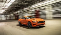 Ford Mustang laranja dinâmico em movimento