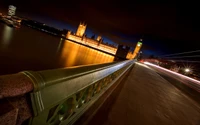 Paisagem urbana noturna: casas do parlamento iluminadas e Big Ben refletindo no rio Tâmisa