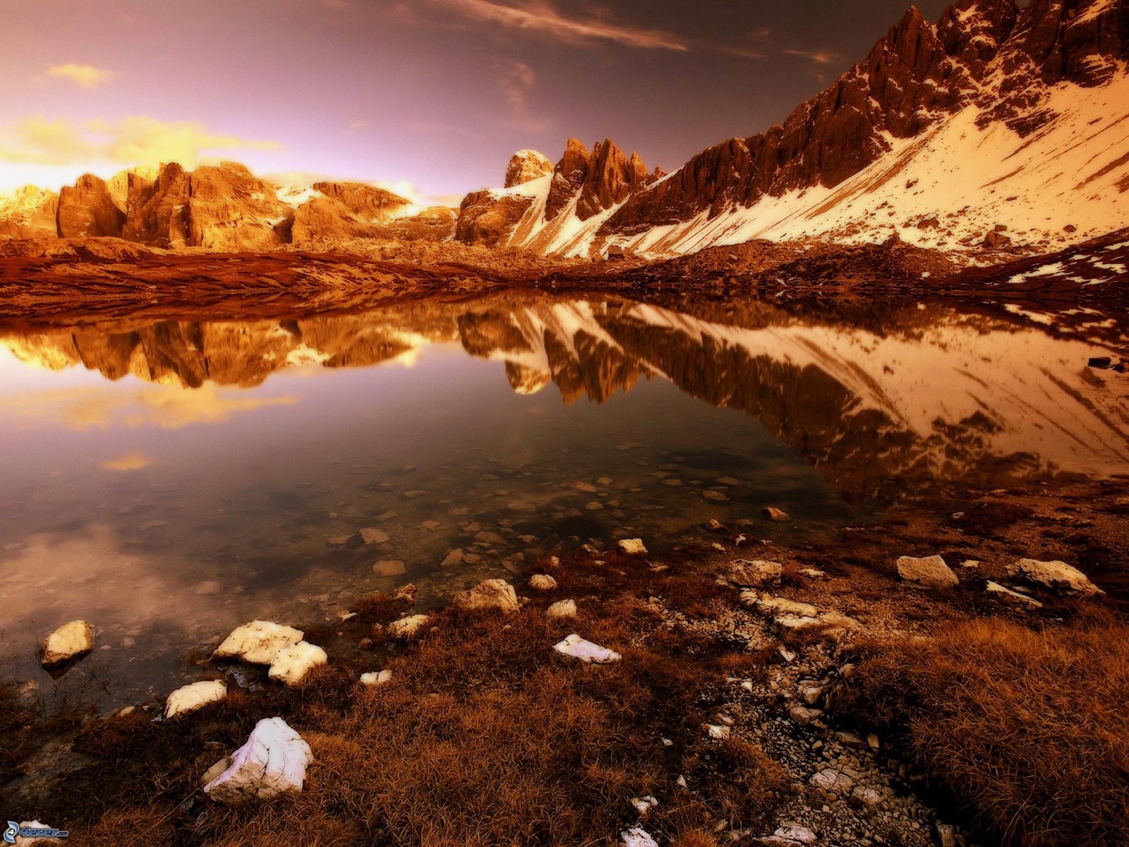 Vue d'une chaîne de montagnes avec un lac et une chaîne de montagnes en arrière-plan (nature, réflexion, sauvage, lac, montagne)