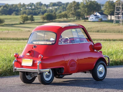 Красный классический BMW Isetta: очаровательный антикварный компактный автомобиль на живописном пейзаже