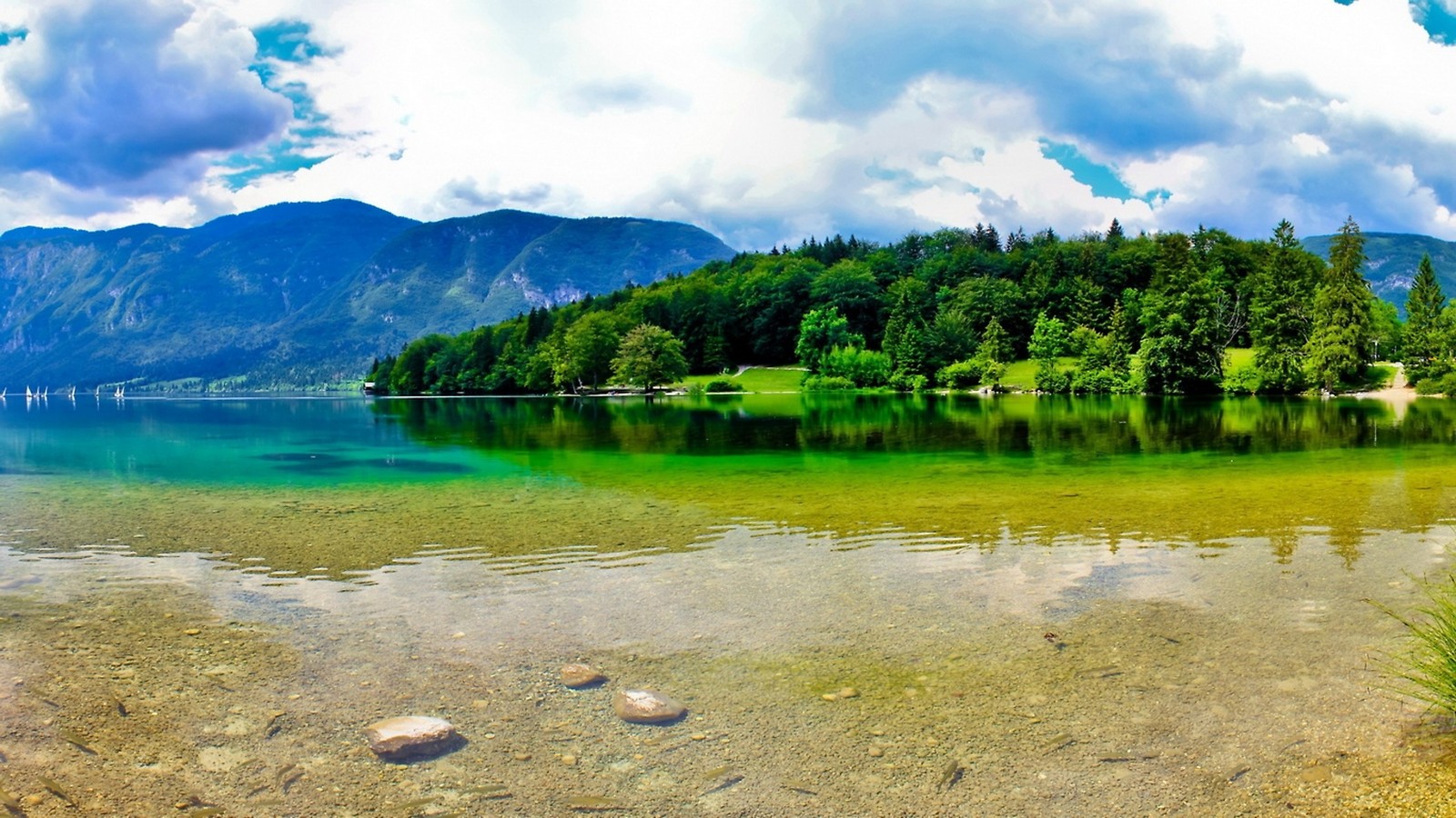 Vogelperspektive auf einen see mit einem berg im hintergrund (natur, wasser, wasserressourcen, reflexion, see)