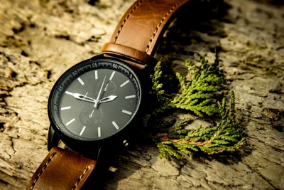 Reloj analógico elegante con correa de cuero sobre fondo de madera natural