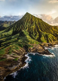 Montanha majestosa com vista para águas turquesas e planaltos exuberantes