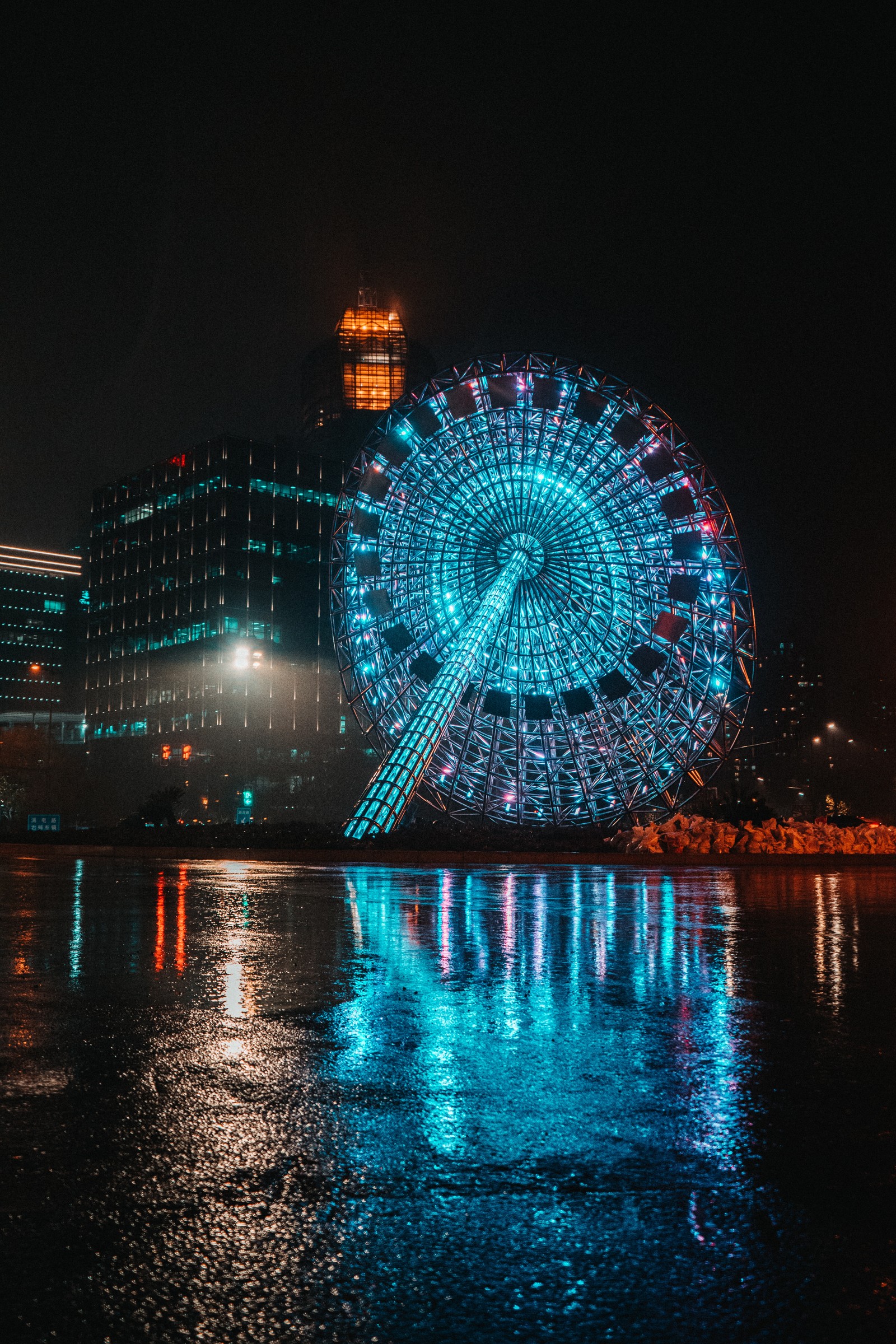 Grande roue arafed au milieu d'une ville la nuit (grande roue, nuit, point de repère, attraction touristique, lumière)