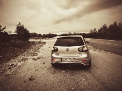 Volkswagen Golf 5 GTI modificado en una carretera escénica