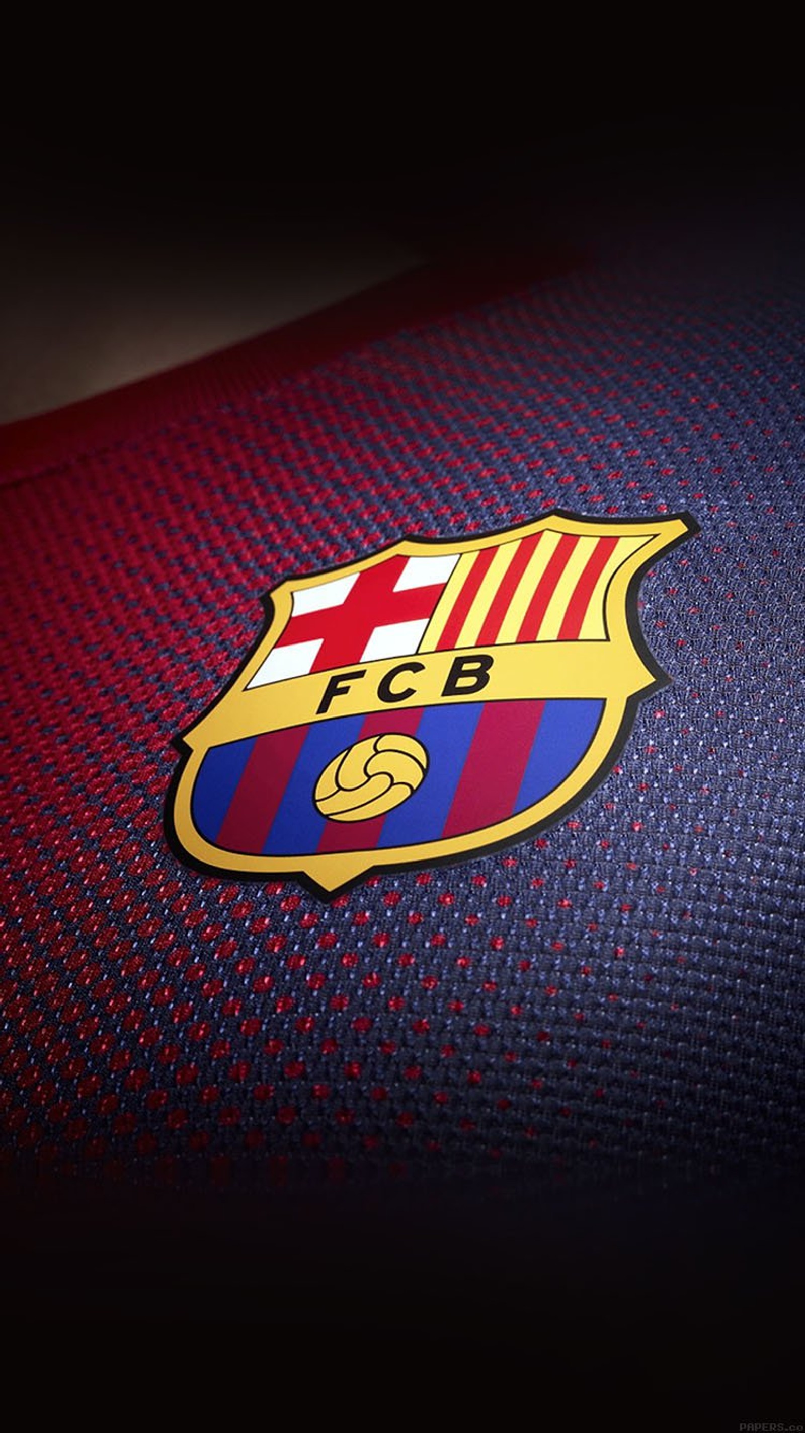 Un primer plano del logo del barcelona fc en una camiseta de fútbol (barcelona, fcb)