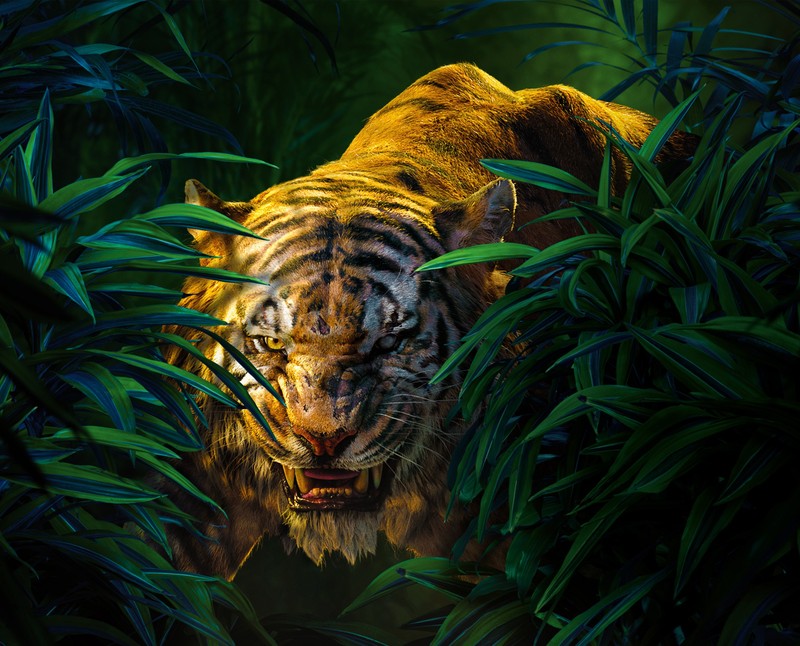 Близкий план тигра в джунглях среди листьев (шер хан, shere khan, the jungle book)