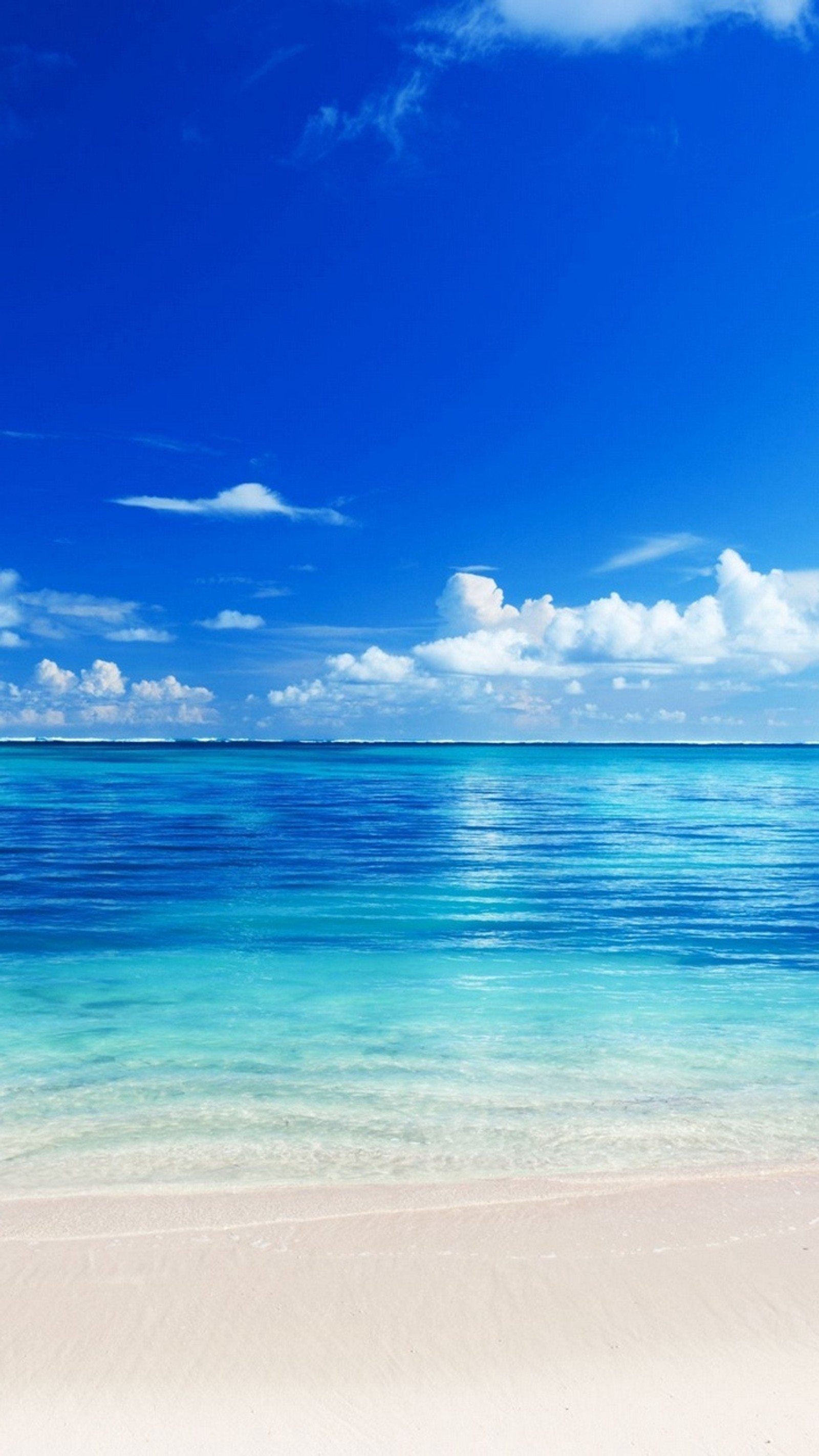 Un cielo azul y una playa de arena blanca con un bote (isla, azul)