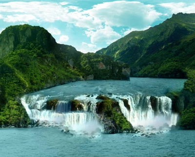 Chute d'eau majestueuse se déversant dans un lac serein entouré de montagnes luxuriantes et de nuages