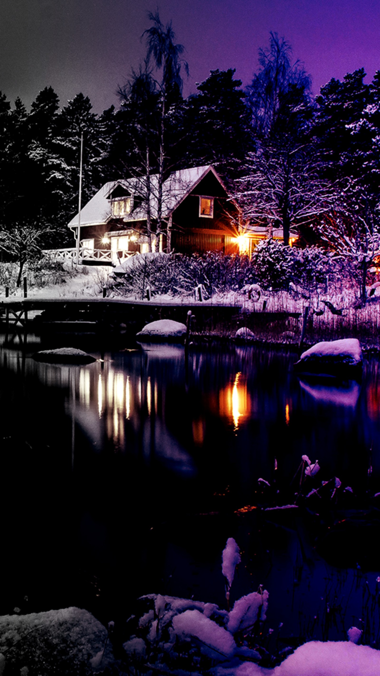 Schneebedeckte nachtszene mit einer hütte und einem see mit einer leuchtenden laterne (haus, winter)