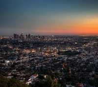 Horizonte de Los Angeles ao crepúsculo: Um pôr do sol cativante sobre a cidade