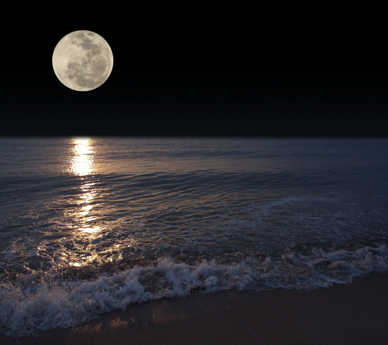 Vista aérea de una luna llena sobre el océano con olas. (playa, negro, luna, noche, mar)